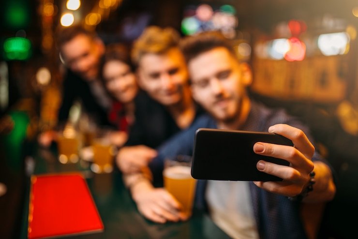 Filipino player checking live betting markets on mobile via okjili